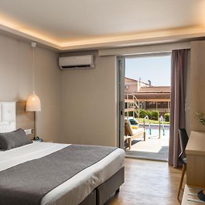 Camera deluxe con letto king size con vista sulla piscina